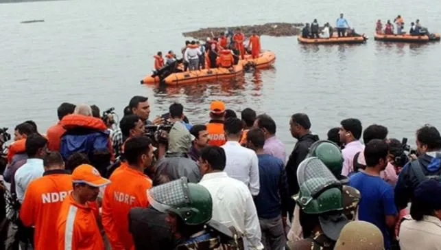   22 injured as tourist boat capsizes